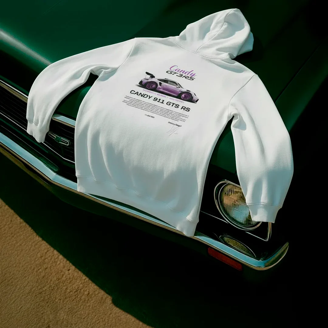 Buzo Porsche GT3 blanco con diseño Candy 911 GT3 RS en la espalda sobre capó de auto clásico.